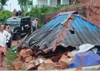 കാസര്‍കോട് മതിലിടിഞ്ഞ് സഹോദരങ്ങളായ രണ്ട് കുട്ടികൾ മരിച്ചു