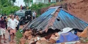 കാസര്കോട് മതിലിടിഞ്ഞ് സഹോദരങ്ങളായ രണ്ട് കുട്ടികൾ മരിച്ചു