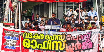 പരീക്ഷ ക്രമക്കേടുകള്‍ക്കെതിരെ പ്രതിഷേധം; വടകരയില്‍ എസ്എഫ്‌ഐ ധര്‍ണ