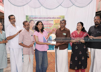 സംഗീതബിരുദത്തില്‍ ഒന്നാം റാങ്ക്; എലിയാറ ഗൗരി കൃഷ്ണയെ അനുമോദിച്ച് ചേതന വട്ടോളി