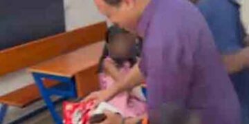 ട്രൈബല്‍ സ്‌കൂള്‍ കുട്ടികളുടെ കൈയില്‍ മിഠായി കൊടുക്കാതെ വി. മുരളീധരന്‍ എംഎൽഎ; വ്യാപക വിമര്‍ശനം