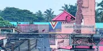 കോഴിക്കോട് റെയിൽവേ സ്റ്റേഷനിലെ ക്ലോക്ക് ടവർ തകർന്നുവീണു; ഭാഗ്യത്തിന് ആളപായം ഒഴിവായി