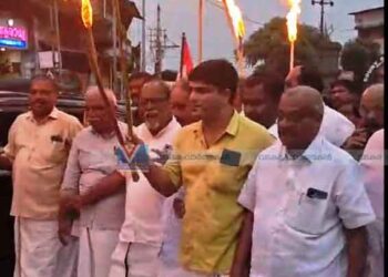 വടകരയില്‍ കോണ്‍ഗ്രസിന്റെ പന്തംകൊളുത്തി പ്രകടനം