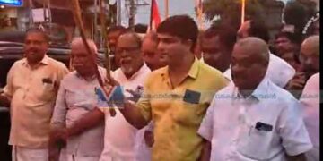 വടകരയില് കോണ്ഗ്രസിന്റെ പന്തംകൊളുത്തി പ്രകടനം