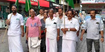 അഭിവാദ്യമര്പ്പിച്ച് പ്രകടനം നടത്തി