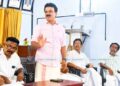 അഭിവാദ്യമര്‍പ്പിച്ച് പ്രകടനം നടത്തി