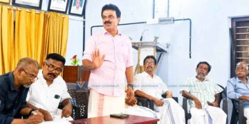അഭിവാദ്യമര്‍പ്പിച്ച് പ്രകടനം നടത്തി