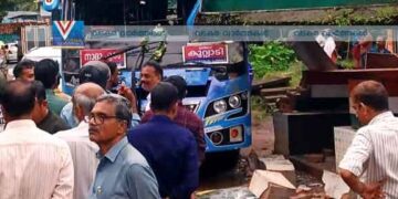 കാത്തിരിപ്പ് കേന്ദ്രം ബസ് ഇടിച്ചുതകര്ന്നു; ആളപായം ഒഴിവായത് തലനാരിഴക്ക്