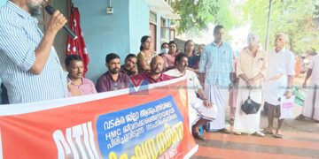 കരാര് ജീവനക്കാരെ പിരിച്ചുവിടാന് നീക്കം; ജില്ലാ ആശുപത്രിയിലേക്ക് പ്രതിഷേധ മാര്ച്ച്