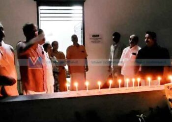 പവര്‍കട്ടിനെതിരെ മെഴുകുതിരി കത്തിച്ച് പ്രതിഷേധം