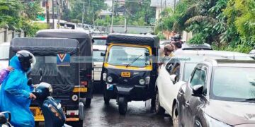 കസ്റ്റംസ്റോഡില് ഗതാഗതകുരുക്കിന് ശാപമോക്ഷമായില്ല