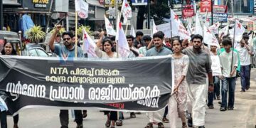 മന്ത്രി ധര്മേന്ദ്ര പ്രധാന് രാജി വെക്കുംവരെ സമരം; വടകരയില് എസ്എഫ്ഐ മാര്ച്ച്