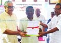 രാഷ്ട്രപതിക്കു സമര്‍പ്പിക്കാന്‍ നിവേദനം ഏറ്റുവാങ്ങി