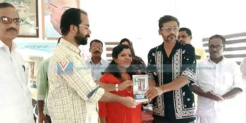 ‘ജാലകച്ചില്ലയിലെ പെണ്‍കുട്ടി’ പ്രകാശനം ചെയ്തു