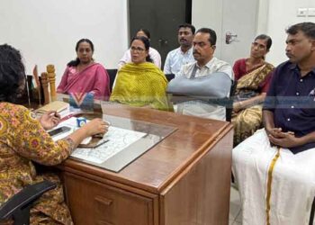 എന്‍എച്ച് തകര്‍ച്ച: കലക്ടറുടെ ക്യാമ്പ് ഹൗസില്‍ കെ.കെ. രമ എംഎല്‍എയുടെ നേതൃത്വത്തില്‍ കുത്തിയിരിപ്പ്