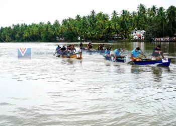 ആവേശം പകര്‍ന്ന് തോണി തുഴയല്‍ മല്‍സരം