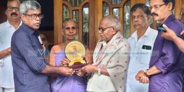 കിറ്റ് വിതരണവും ആദരിക്കലും