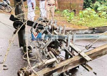 കാറപകടം; വൈദ്യുതി പോസ്റ്റുകൾ തകര്‍ന്നു