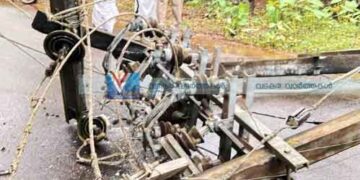 കാറപകടം; വൈദ്യുതി പോസ്റ്റുകൾ തകര്ന്നു