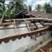 തെങ്ങ് വീണ് വീടിന്റെ മേല്‍ക്കൂര തകര്‍ന്നു