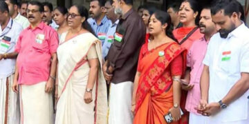 ഒരേ സമയം ജനഗണമനയും വന്ദേഭാരതവും; നാടകീയത നിറഞ്ഞ് സ്വാതന്ത്ര്യദിനാഘോഷം