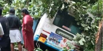 പാലക്കാട് കെഎസ്ആർടിസി ബസ് താഴ്ചയിലേക്ക് മറിഞ്ഞ് ഒരു മരണം; നിരവധി പേർക്ക് പരിക്ക്