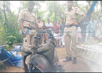 അരൂരില്‍ വീട്ടുമുറ്റത്ത് നിര്‍ത്തിയ സ്‌കൂട്ടര്‍ കത്തിനശിച്ചു