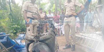 അരൂരില് വീട്ടുമുറ്റത്ത് നിര്ത്തിയ സ്കൂട്ടര് കത്തിനശിച്ചു