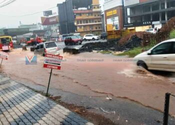 വടകരയിലെ സര്‍വീസ് റോഡുകള്‍ പുഴയായി മാറി
