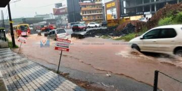 വടകരയിലെ സര്വീസ് റോഡുകള് പുഴയായി മാറി