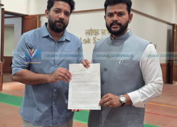 പ്രവാസി യാത്രാദുരിതം: ഷാഫി പറമ്പില്‍ എംപി വ്യോമയാന മന്ത്രിക്ക് നേരിട്ട് നിവേദനം നല്‍കി