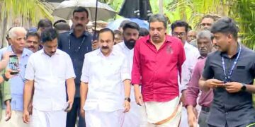 കടലില് കാണാതായ ഗൗതം കൃഷ്ണയുടെ വീട്ടിലെത്തി മുഖ്യമന്ത്രി