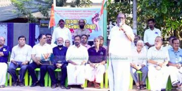 തകര്ന്ന അപ്രോച്ച് റോഡ് പുനര്നിര്മിക്കണം; ആവിക്കലില് കോണ്ഗ്രസ് ധര്ണ