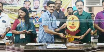 നാസര് കക്കട്ടിലിന് പുരസ്കാരം സമ്മാനിച്ചു