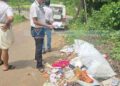 റോഡരികില്‍ മാലിന്യം തള്ളുന്നു; പൊറുതിമുട്ടി നാട്ടുകാര്‍