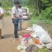 റോഡരികില്‍ മാലിന്യം തള്ളുന്നു; പൊറുതിമുട്ടി നാട്ടുകാര്‍