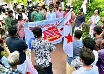 മര്‍ദനക്കേസ്: അധ്യാപകനെ പുറത്താക്കണമെന്നാവശ്യപ്പെട്ട് സ്‌കൂളിലേക്ക് ഡിവൈഎഫ്‌ഐ മാര്‍ച്ച്