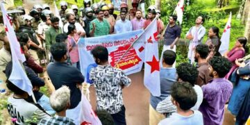 മര്ദനക്കേസ്: അധ്യാപകനെ പുറത്താക്കണമെന്നാവശ്യപ്പെട്ട് സ്കൂളിലേക്ക് ഡിവൈഎഫ്ഐ മാര്ച്ച്