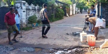 കുഴികള് നിറഞ്ഞ റോഡില് തീരം പ്രവര്ത്തകരുടെ ശ്രമദാനം