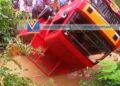 ലോറി കുളത്തിലേക്ക് മറിഞ്ഞു; ഡ്രൈവര്‍ അത്ഭുതകരമായി രക്ഷപ്പെട്ടു