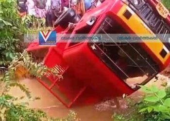ലോറി കുളത്തിലേക്ക് മറിഞ്ഞു; ഡ്രൈവര്‍ അത്ഭുതകരമായി രക്ഷപ്പെട്ടു