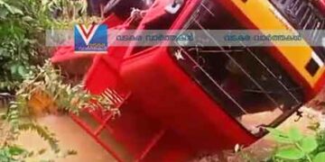 ലോറി കുളത്തിലേക്ക് മറിഞ്ഞു; ഡ്രൈവര്‍ അത്ഭുതകരമായി രക്ഷപ്പെട്ടു