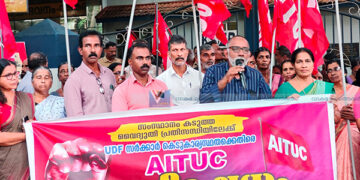 വൈദ്യുതി പ്രതിസന്ധിക്കെതരെ പ്രതിഷേധം: മാര്ച്ച് നടത്തി എഐടിയുസി