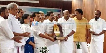ബി.കെ.തിരുവോത്ത് പുരസ്‌കാരം മുല്ലപ്പള്ളിക്ക് സമര്‍പിച്ചു മന്ത്രി എം.ലിജു