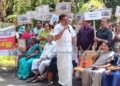 ചോമ്പാല ഹാര്ബര്റോഡില് അടിപ്പാത ഇല്ലാതെ പിന്നോട്ടില്ല; പ്രൊജക്ട് ഡയരക്ടര് ഓഫീസ് ധര്ണ നടത്തി നാട്ടുകാര്