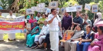 ചോമ്പാല ഹാര്ബര്റോഡില് അടിപ്പാത ഇല്ലാതെ പിന്നോട്ടില്ല; പ്രൊജക്ട് ഡയരക്ടര് ഓഫീസ് ധര്ണ നടത്തി നാട്ടുകാര്