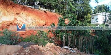 മുക്കാളിയില് ദേശീയപാതയോരത്ത് വീണ്ടും മണ്ണിടിച്ചില്; വീട് അപകടാവസ്ഥയില്