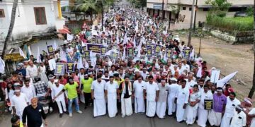 റെയില്വെ ഡിവിഷന് വെട്ടിമുറിക്കുന്നതിനെതിരെ രോഷം ഇരമ്പി; വടകരയില് ആയിരങ്ങളുടെ പ്രതിഷേധ മാര്ച്ച്