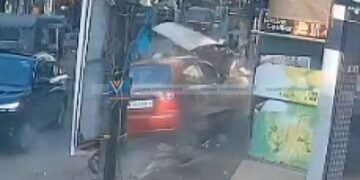 തിരുവള്ളൂരില് കാര് ഫുട്പാത്തിലേക്ക് പാഞ്ഞുകയറി 4 പേര്ക്ക് പരിക്ക്
