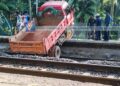 മുക്കാളിയില് റെയില്വെ ട്രാക്കിലേക്ക് ലോറി മറിഞ്ഞു; ട്രെയിന്ഗതാഗതം താറുമാറായി